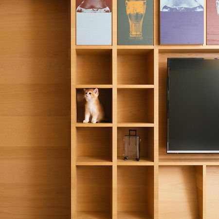 Hotel Indigo Kaohsiung Central Park By Ihg Exterior foto A cat in a bookcase