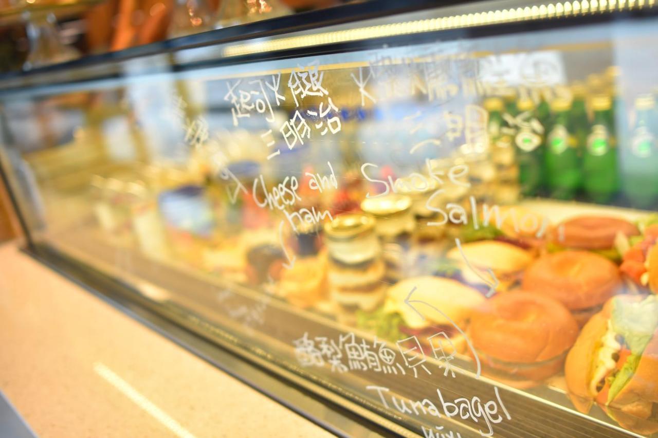 Hotel Indigo Kaohsiung Central Park By Ihg Exterior foto A display case at a deli