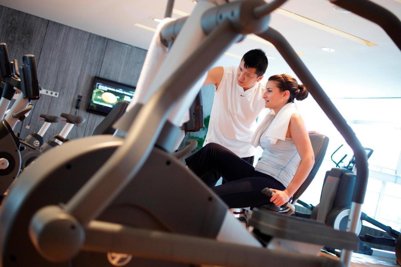 Hotel Indigo Kaohsiung Central Park By Ihg Exterior foto Personal trainer with a client