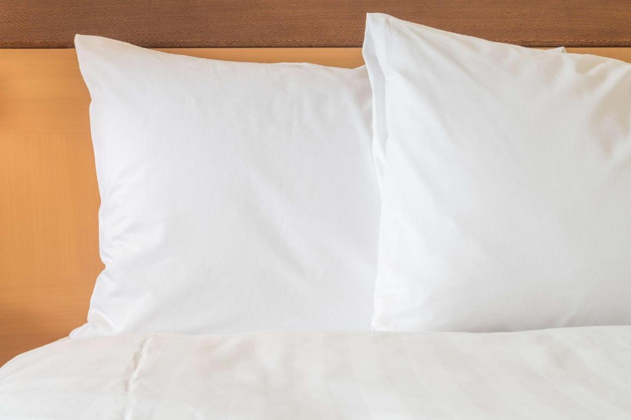 Hotel Indigo Kaohsiung Central Park By Ihg Exterior foto Two pillows on a bed