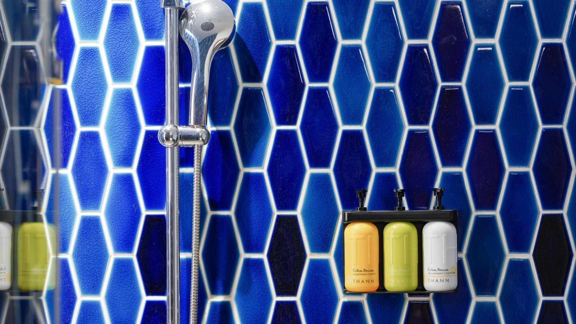 Hotel Indigo Kaohsiung Central Park By Ihg Exterior foto A shower
